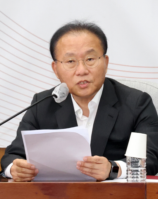 윤쟁고 국민의힘 원내대표가 25일 서울 여의도 국회 본청에서 당 원내대책회의를 하고 있다.<연합뉴스>